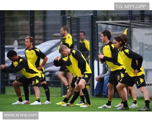 足球明星训练时压腿瞬间高清图片展示展现运动员的力量与柔韧性