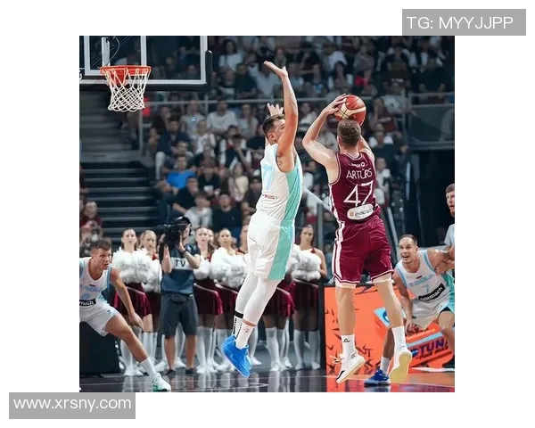 篮球明星在NBA赛场上激烈对抗展现超凡技艺与团队合作精神